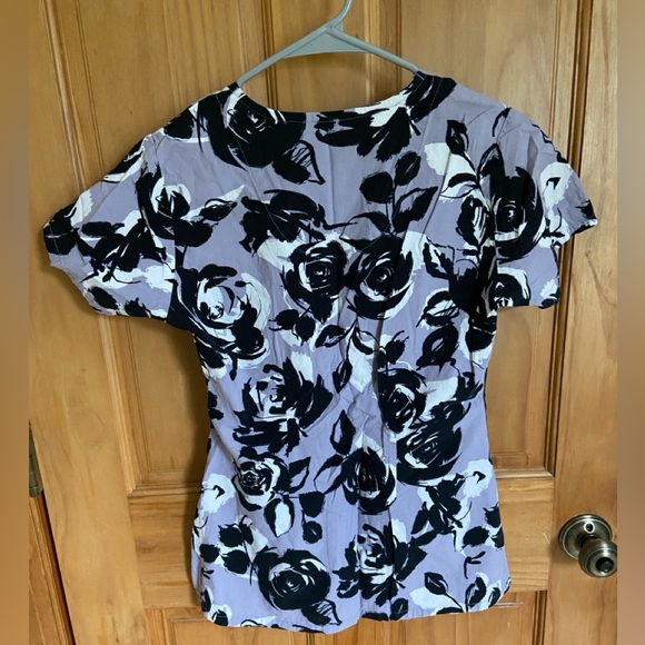 Grey’s Anatomy by Barco Black Grey and White Flower Scrub Top Women’s XS - Picture 2 of 2